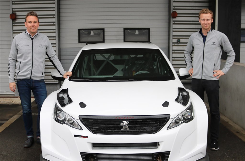 Kim Madsen og Michael Markussen ved overdragelsen af den nye Peugeot 308 TCR hos Peugeot Sport i Frankrig.